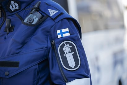 Bussi jäi kiinni kinoksiin Tyrnävällä – Poliisi: Yö liikenteen osalta rauhallinen