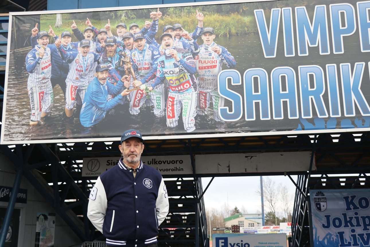 Vimpelin Vedon pitkäaikainen joukkueenjohtaja Heikki Seppä on tuttuakin tutumpi näky Saarikentällä ja pesäpalloväen tuntema myös laajemmin. Pääportin päällä komeilevassa kuvassa Seppä juhlii vuoden 2022 mestaruutta joukkueen kanssa.