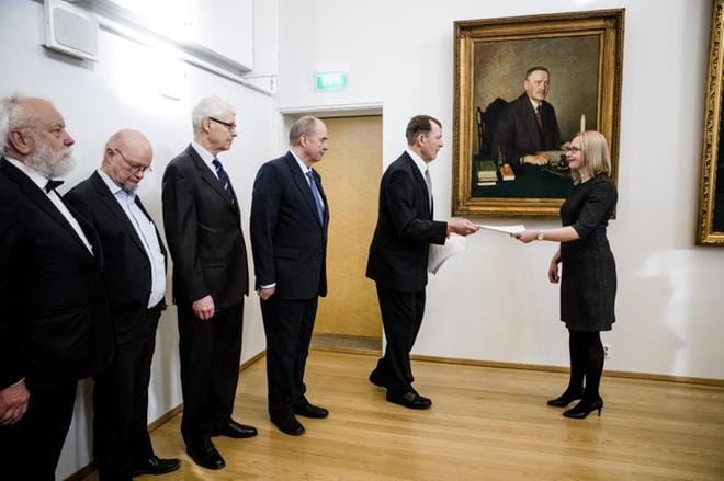 Ilkka Taipale (vas.), Osmo Soininvaara, Henrik Lax, Iiro Viinanen ja Esko Seppänen luovuttivat puhemies Maria Lohelalle eutanasiaa käsittelevän kansalaisaloitteen. Kuva: Joel Maisalmi