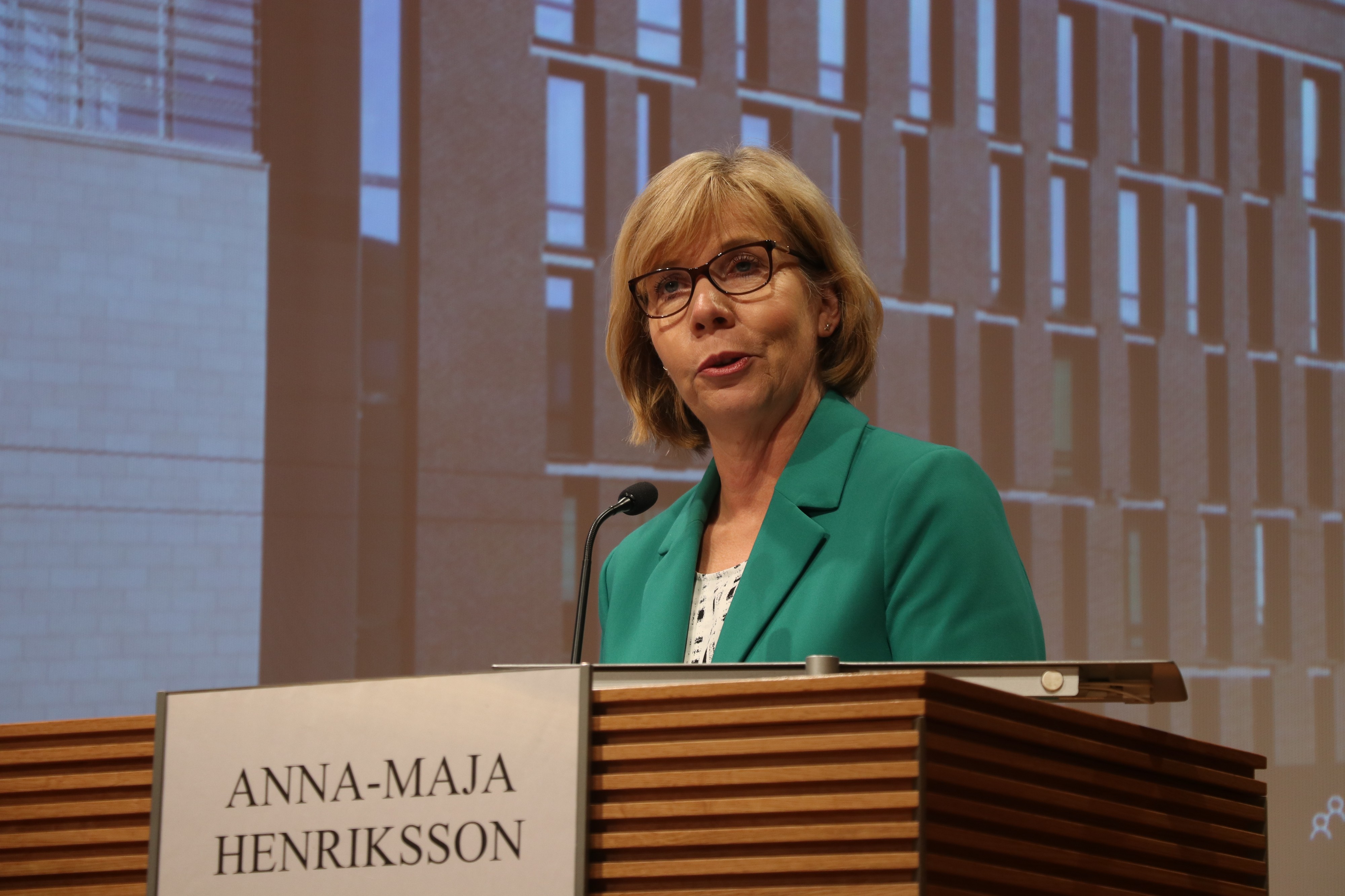 Käynnistän ensi vuonna selvityksen siitä, pitääkö pakkoavioliitot erikseen kriminalisoida. Ne ovat jo lainsäädännön vastaisia, mutta erillistä lakia ei ole, oikeusministeri Anna-Maja Henriksson sanoo.