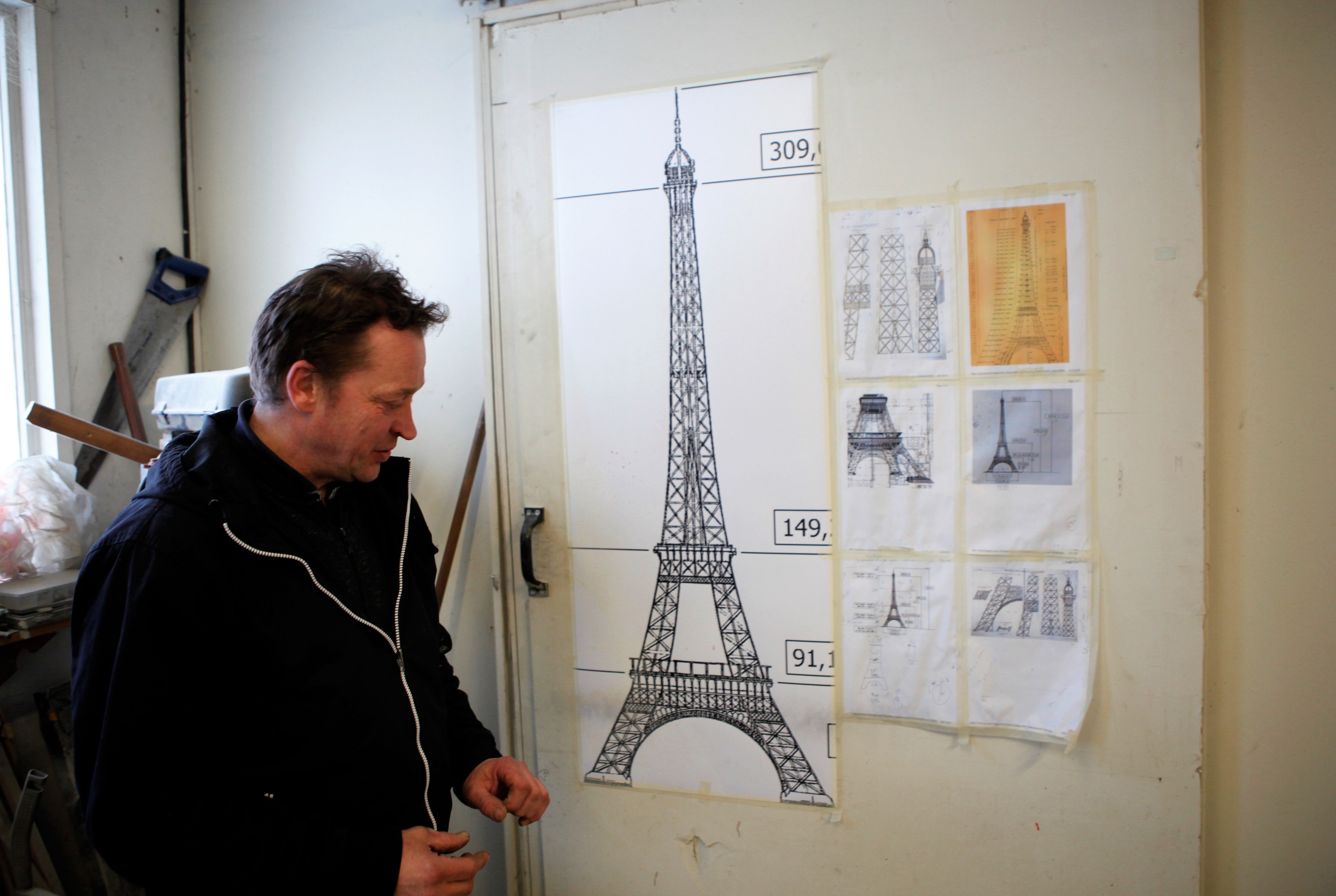 Pasi Keskisarjan verstaan seinällä on jo kaavakuvia Eiffel-tornista.