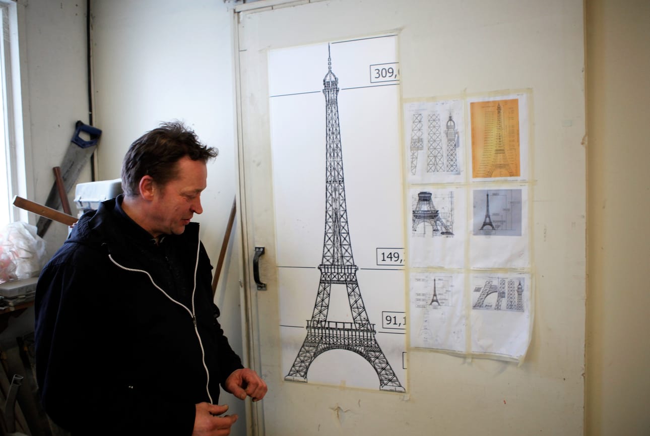 Pasi Keskisarjan verstaan seinällä on jo kaavakuvia Eiffel-tornista.