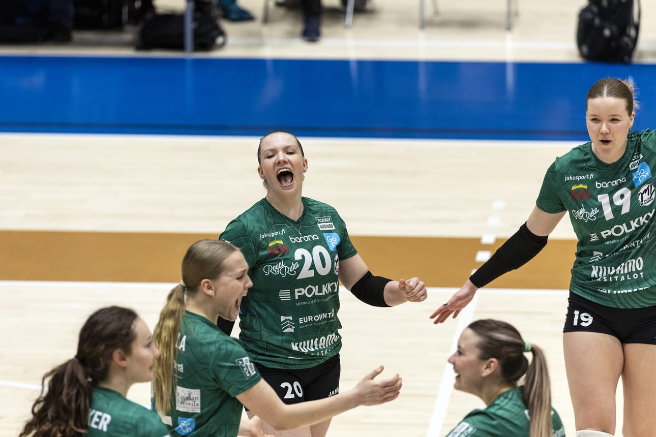 Pölkky Kuusamo päätti runkosarjan voittamalla Oulussa LiigaPlokin 3–0. Kuvassa keskellä passari Nea Luntamo (20) ja oikeassa laidassa ruotsalaishakkuri Paulina Lindberg.