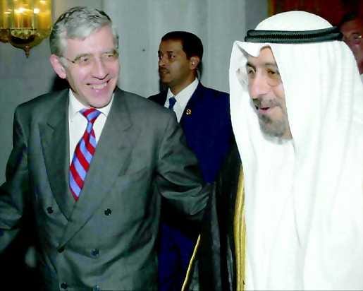 Kierroksella . Iso-Britannian ulkoministeri Jack Straw tapasi keskiviikkona Kuwaitin ulkoministerin sheikki Mohammed al-Salem al-Sabahin Lähi-idän neuvottelukierroksensa alkajaisiksi.