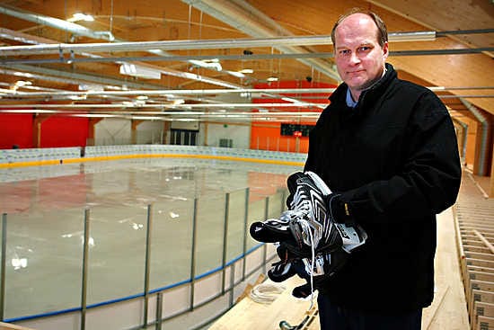 Haapajärven Jäähallikeskus Oy:n hallituksen puheenjohtaja Antti Joensuukin odottaa innolla jäälle pääsyä.