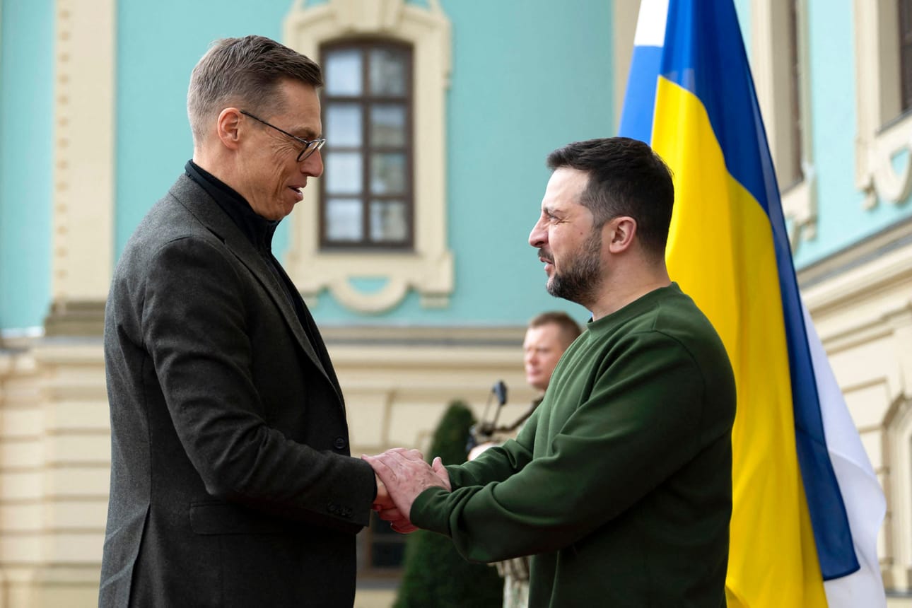 Ukrainan presidentti Volodymyr Zelenskyi on ollut aktiivinen länsimaiden suuntaan. Lännen apu on maalle välttämätöntä. Huhtikuussa hän tapasi Kiovassa presidentti Alexander Stubbin.