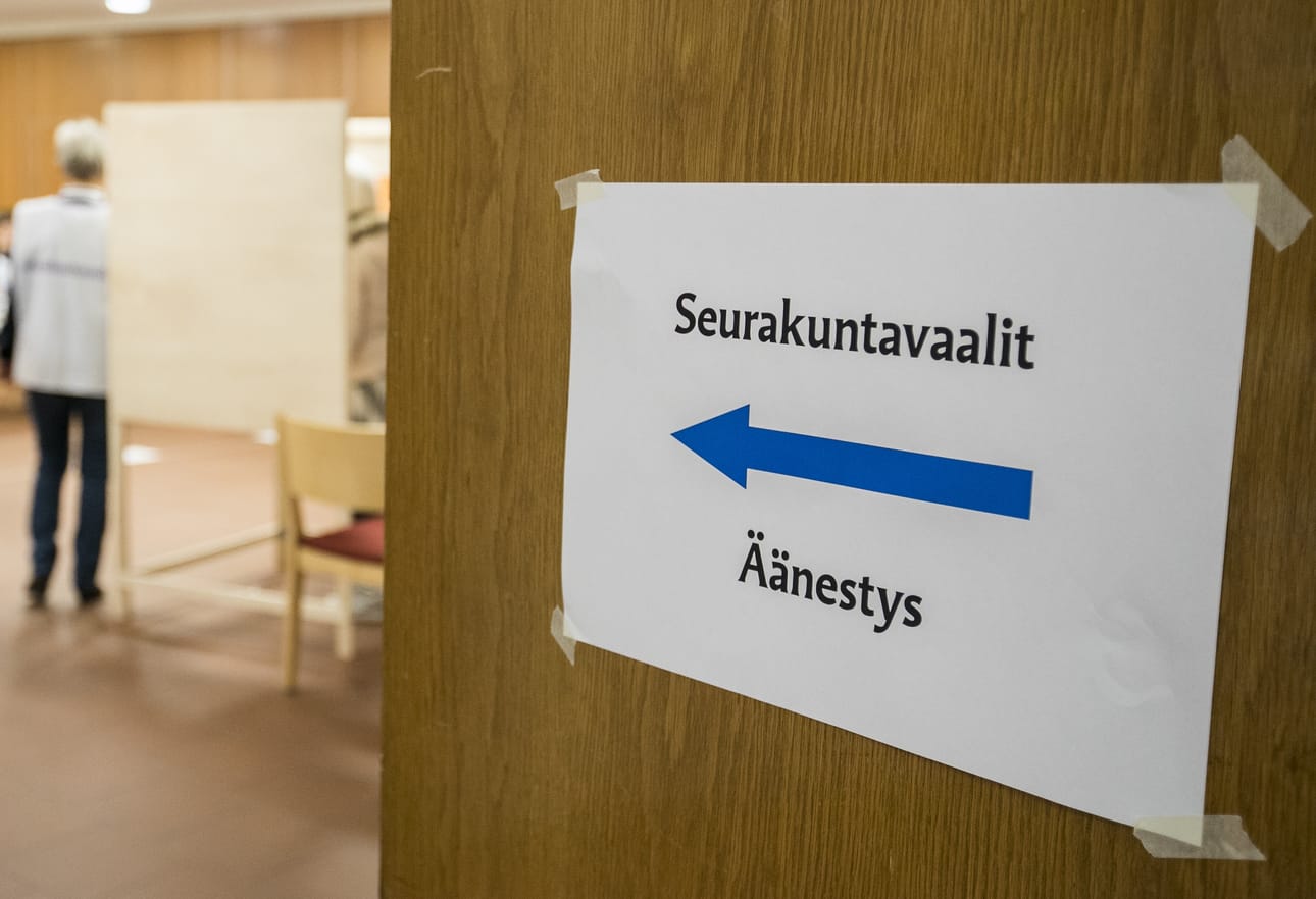 Alavuden seurakunnan hallintojohtaja Hannele Hannuksela kannustaa paikallisia osallistumaan aktiivisesti tuleviin seurakuntavaaleihin. Kuvituskuva.