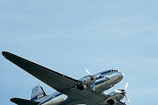 Ilmojen työjuhta DC-3 lentää kesäkuussa Seinäjoen lentoasemalle. Kuva: Mikko Käkelä