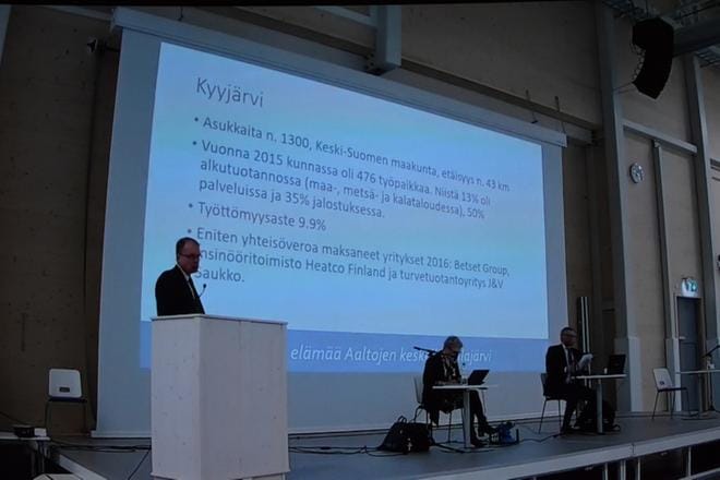 Alajärven valtuuston kokous oli nähtävissä kaupungin YouTube-kanavalla. Kaupunginjohtaja Vesa Koivunen esitteli Kyyjärven tilannetta. KUVA: SARI HEINILÄ