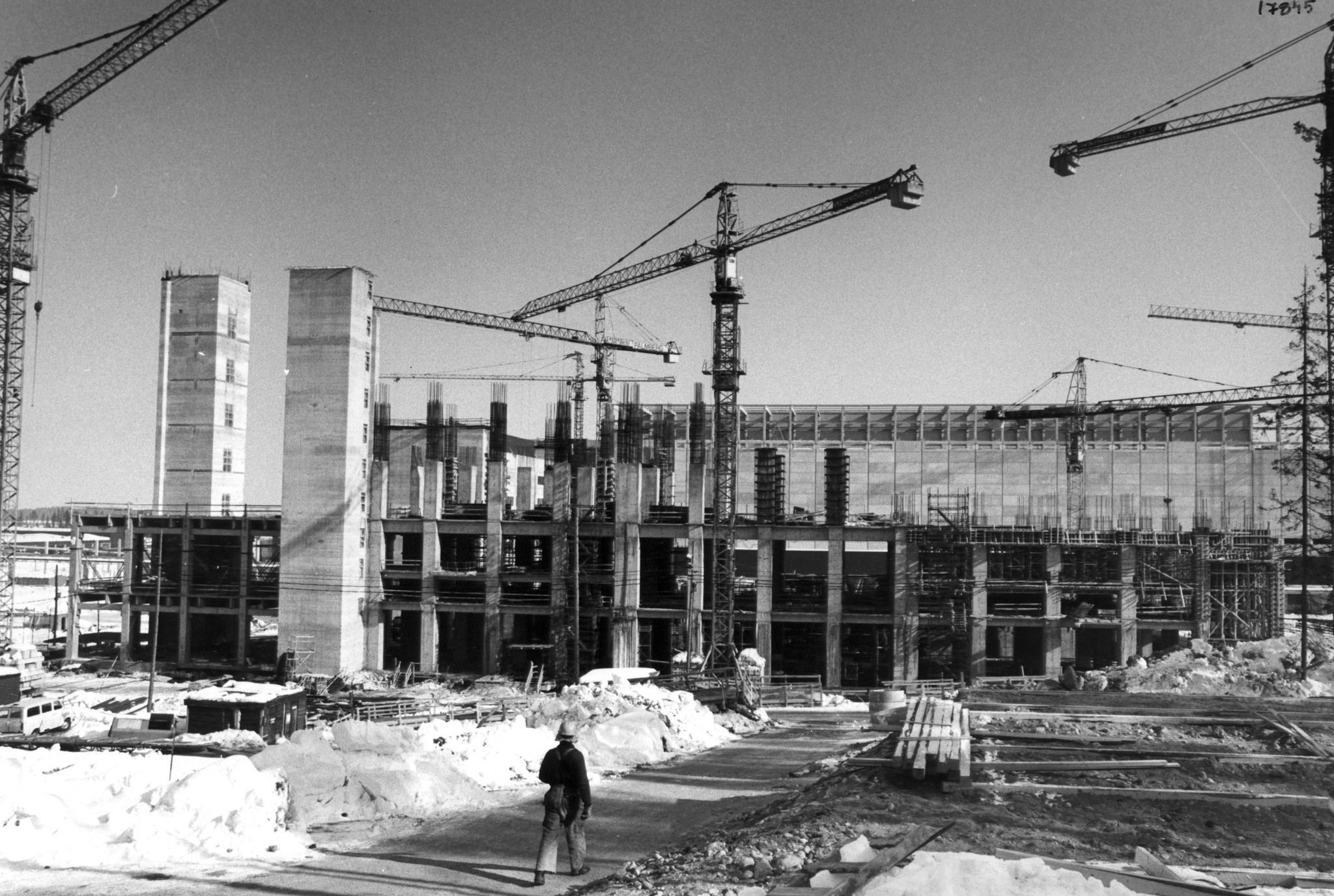 Reportaasi vuosien takaa:  Suomalaiset rakensivat Kostamukseen Tuiran kopion – "Kun työporukassa oli 30 miestä ja huusi montun laidalla Heikkistä, varmaan 15 päätä kääntyi"