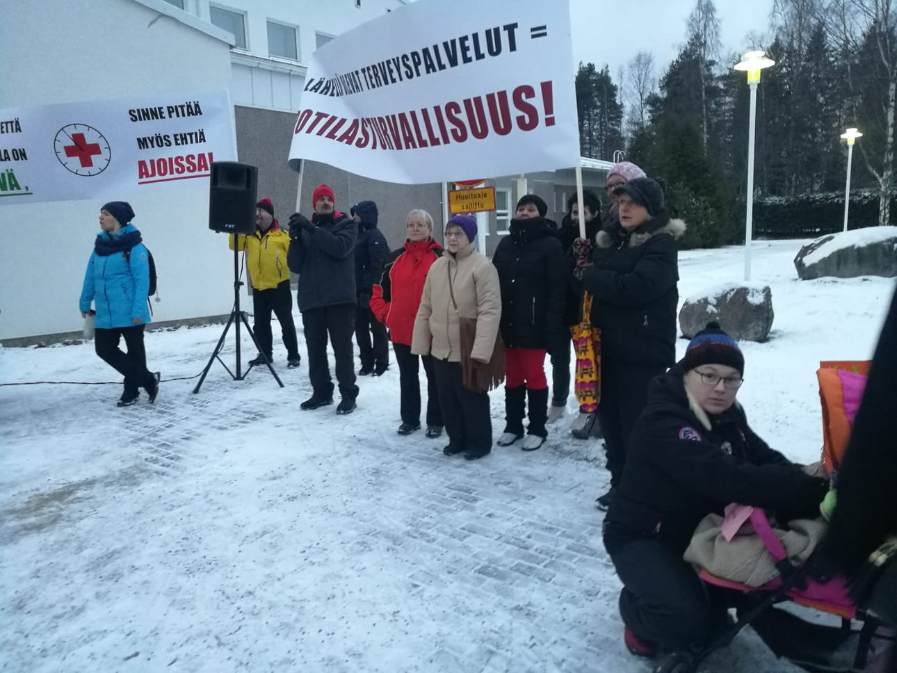 Mielenilmauksessa on paikalla äitejä lapsineen sekä banderolleja.