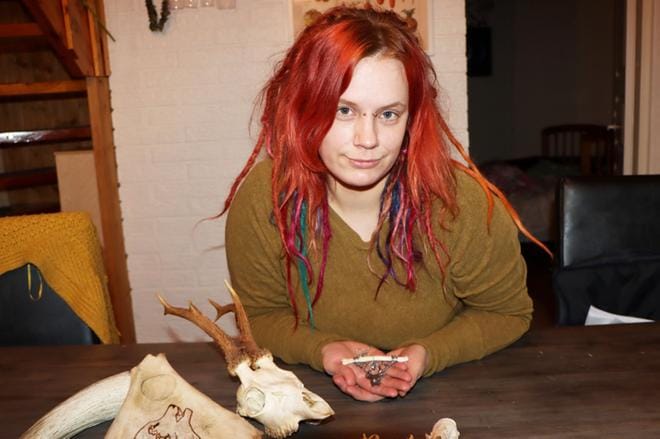 Mea Ihanamäki-Pelkonen opetteli valmistamaan koruja luusta. Valmistuksessa hän suosii kierrätys- ja luonnonmateriaaleja. KUVA: HENNA NEVALA