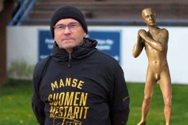 Nyt on Matti Iivarisen vuoro ulkoiluttaa poikapatsasta. Hän tuo sen kaikkien ihasteltavaksi Alajärvelle tulevana perjantaina. ARKISTOKUVA: ANTTI VAINIO
