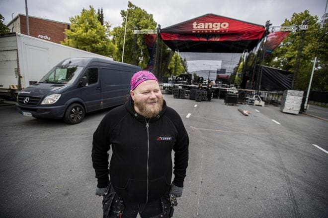 Tangon taikaa ja tunnelmaa luodaan katualueelle muun muassa valoin ja äänin. Tekniikasta vastaava Tuomas Rajaniemi kertoo, että tekniikan työt katualueella valmistuvat keskiviikkoaamuun mennessä. KUVA: MAIJA SAANIO