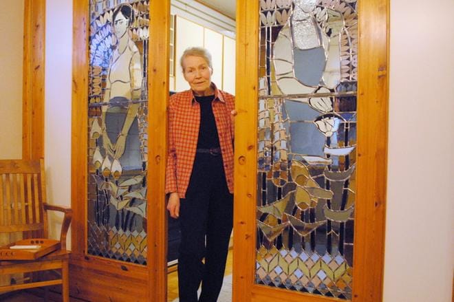 Raija Immonen-Oravalla on kotonaan välioven ikkunoissa lasimaalaus, joka on osa hänen Suomen Lasimuseon kutsunäyttelyyn vuonna 1984 tekemästään työstä. KUVA:EEVA-LIISA KULJU