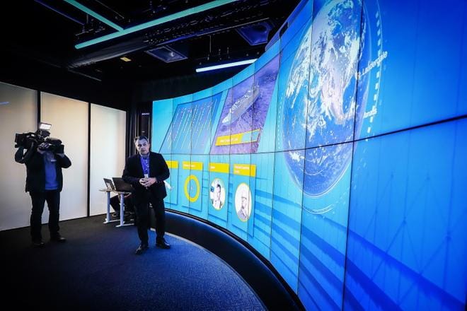 Wärtsilän teknisen huollon johtaja Niklas Donner esitteli medialle Runsorin uutta elämyskeskusta. Vastaavanlainen tulee tänä syksynä Wärtsilän pääkonttoriin Helsingissä. KUVAT: MAIJA SAANIO