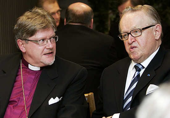 Presidentti Ronald Reagan sai jo elinaikanaan nimikkokentän. Samaan saattaa yltää Nobel-palkittu Martti Ahtisaari. Oulun lentokenttää on väläytelty nimettäväksi hänen mukaansa.