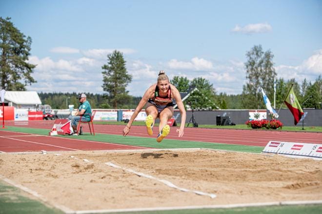 Kristiina Mäkelä loikki olympialaisten tulosrajan yli viime tingassa viime lauantaina Kuortaneella. Häntä ei ole vielä valittu olympiajoukkueeseen. Kuva: Elena Mikkilä