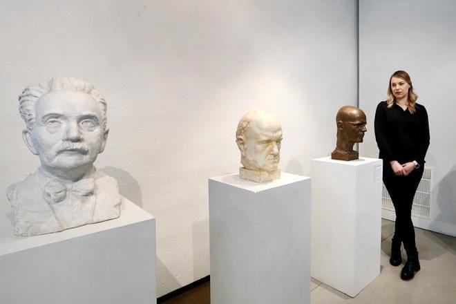 Eero Nelimarkka (kipsiluonnos, vas.) keräsi elinaikanaan harvinaisen kokoelman, jonka helmiä esitellään nyt Elina Alkion johtamassa Nelimarkka-museossa. KUVA: JOUKO HÄNNINEN