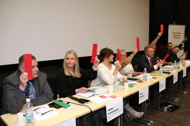 Komiat-lehden viimeviikkoinen vaalipaneeli täytti Y-Kinon penkit. Osa yleisöstä seurasi ajatustenvaihtoa seisaallaan. KUVAT: ANU NAHKALA