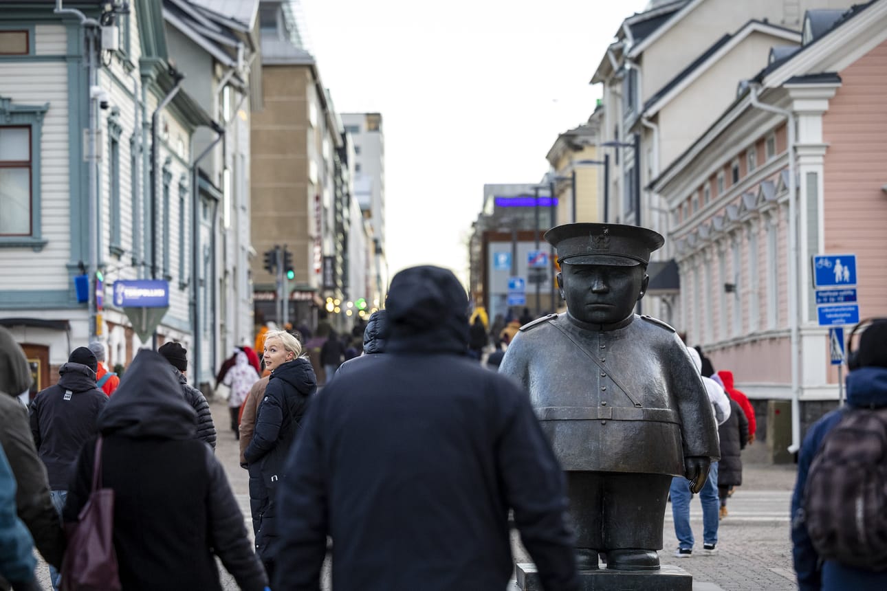 Toripolliisista on tullut yksi Oulun tunnetuimmista maamerkeistä. Arkistokuva ei liity juttuun patsaan mainoskäytöstä.
