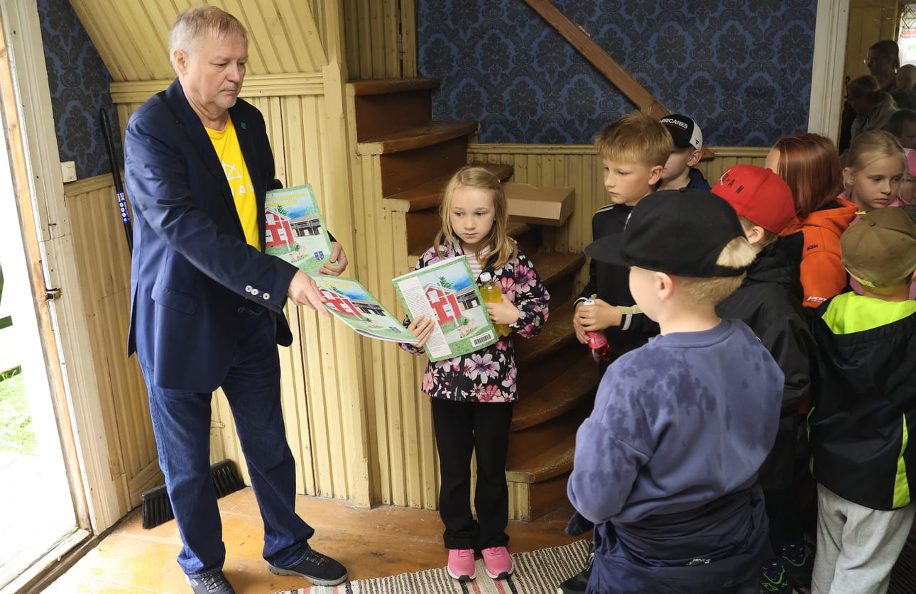 Jokainen tilaisuuteen osallistunut Kosolan koulun kakkosluokkalainen sai lähtiäisiksi kirjan Kauhava-Seuran puheenjohtajalta Kari Janhuselta.