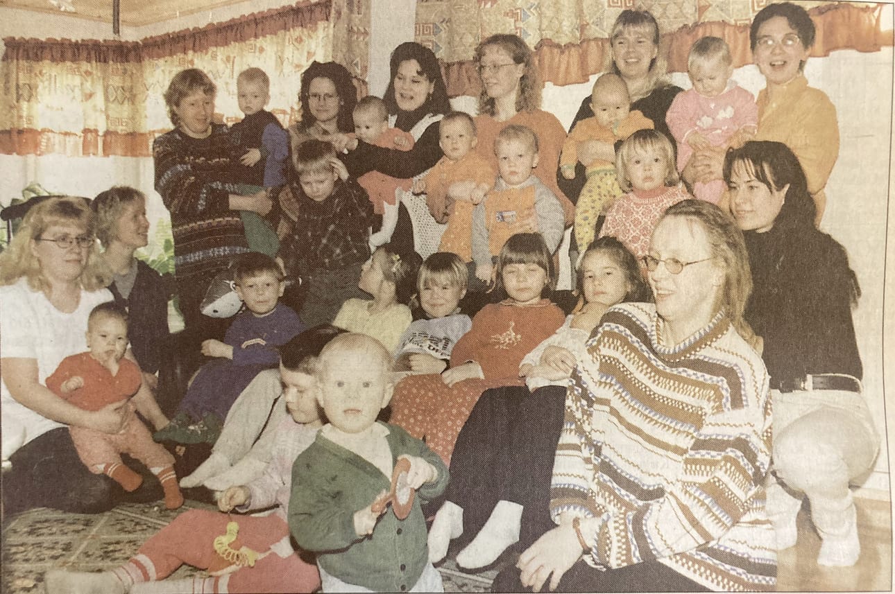 Mammakerhon suuri porukkaa odottaa keskiviikkoisia tapaamisia. Lapset leikkivät välillä sisällä ja välillä pihalla. Äidit Seija Koivusaari (vas.), Johanna Nelimarkka, Eija Nuutinen, Sari Yli-Mannila, Tanja Penninkangas, Tiina Kivimäki, Eija Lähde, Hanna Metsälä, Mira Jokiaho ja Päivi Vainionpää.