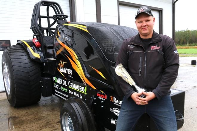 Ville Pitkämäki muistuttaa, että Tractor Pulling, jos mikä, on tiimityötä. KUVAT: ANU NAHKALA