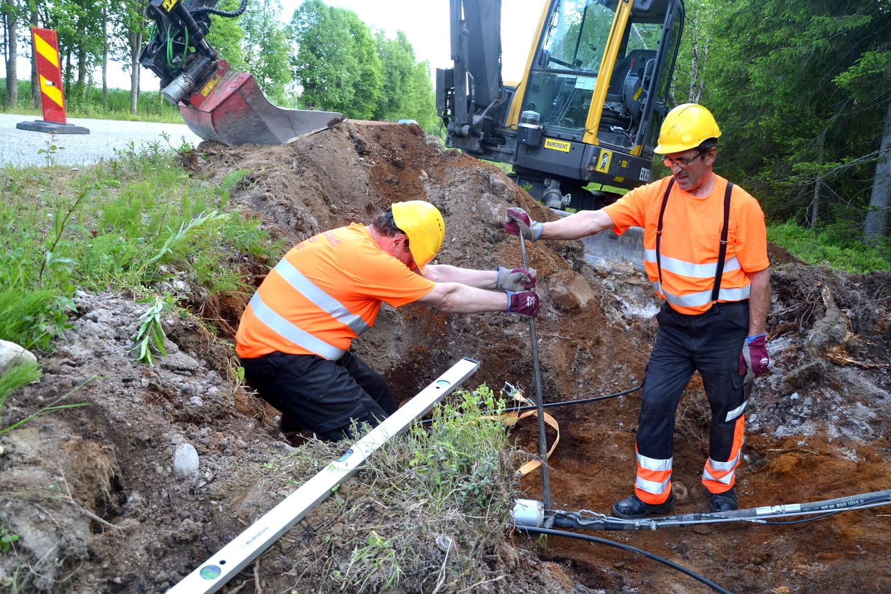 Reijo Väisänen ja Olavi Männikkö tekivät tämän viikon tienalituksia Meskusvaarassa.