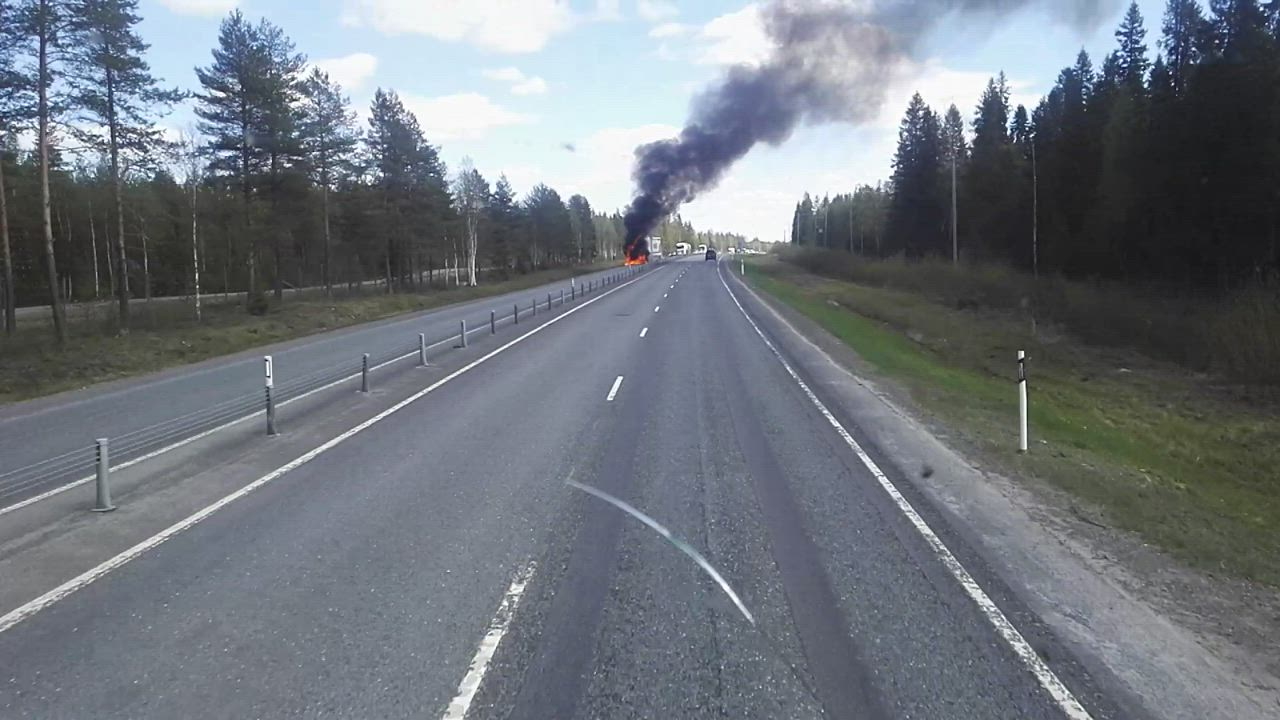Turverekka tulessa Nelostiellä Simossa