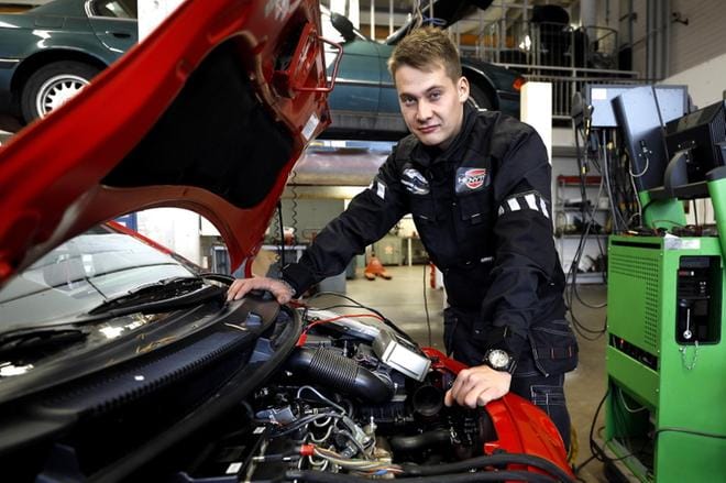 Arttu Kivenmäki harrastaa, kilpailee, opiskelee ja tekee töitä autojen parissa. Lähes koko hereillä oloaika liittyy autoihin. ARKISTOKUVA: JOUKO HÄNNINEN.