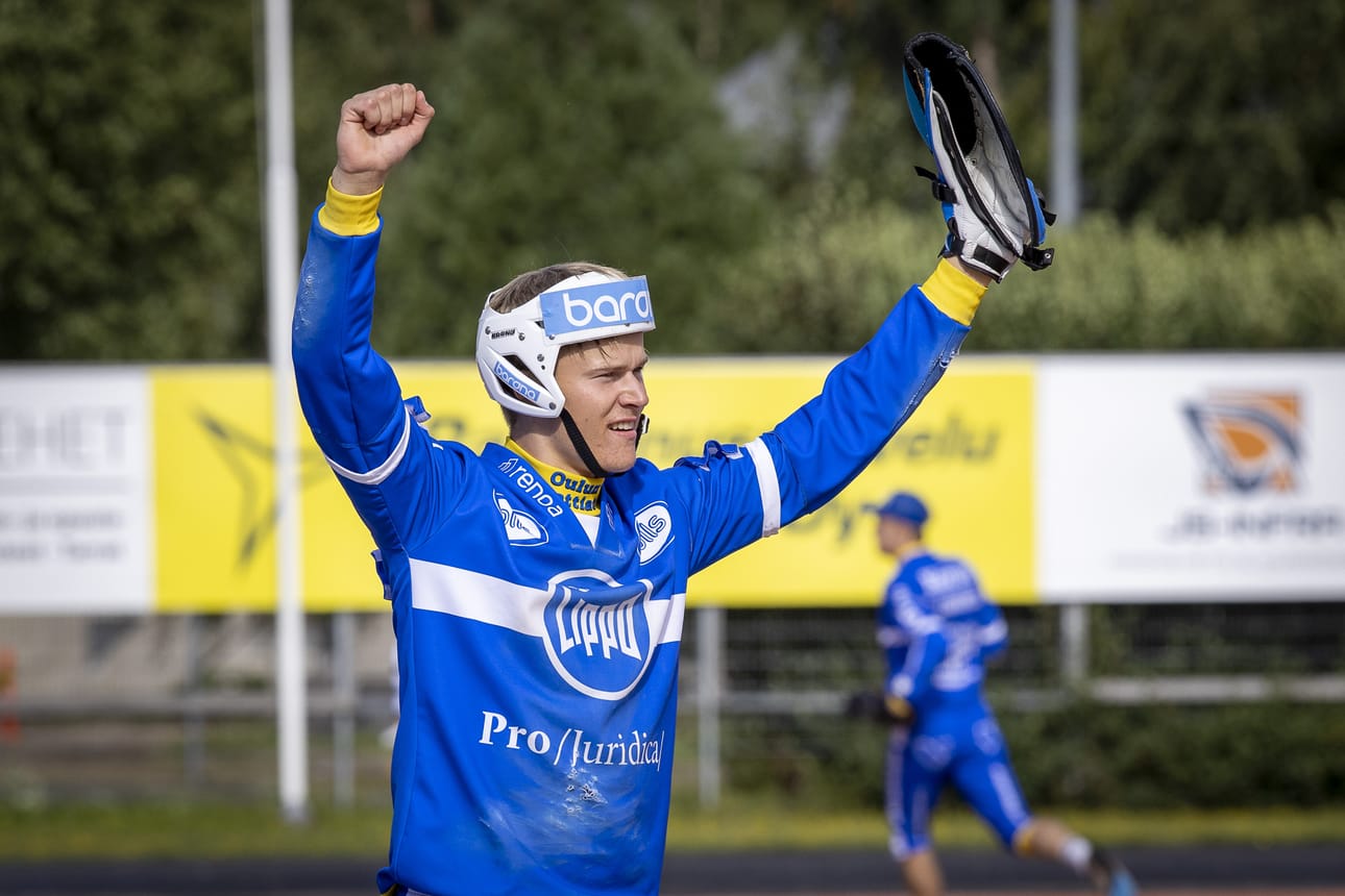 Roope Pöyry pääsi tuulettamaan runkosarjan voittoa Lipon paidassa.