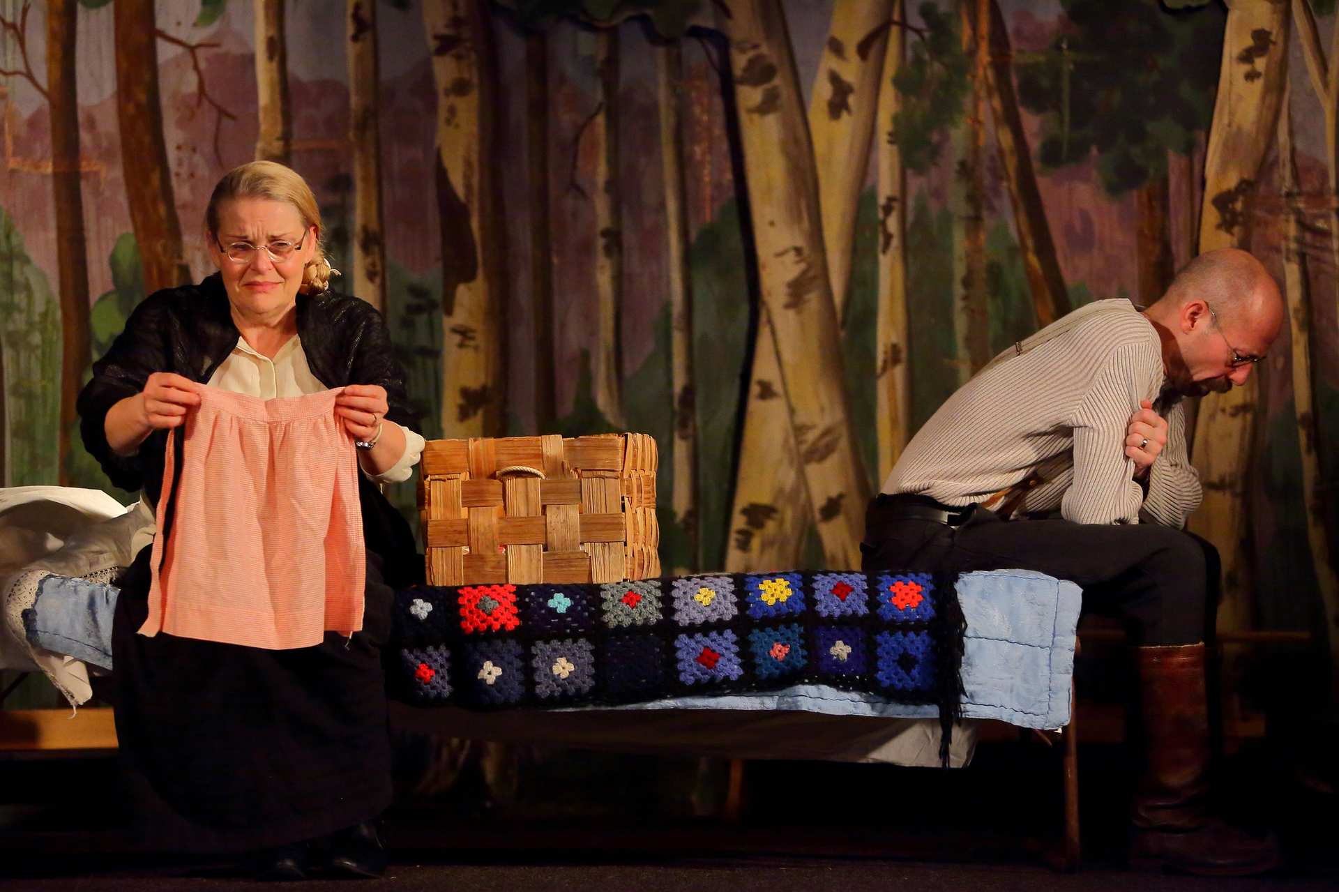 Surua tyttären kuoltua. Impi (Päivi Tuomainen) ja Antti (Topi Ilvesluoto).