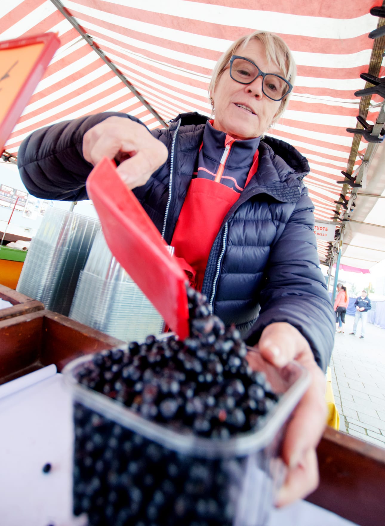 Mervi Vilenius ei muista koko myyntiuransa ajalta, että mustikkaa olisi ollut tarjolla näin vähän.