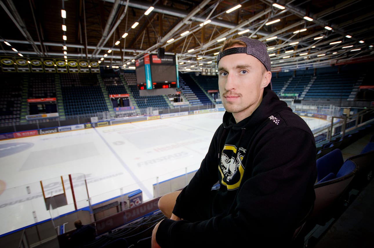 Otto Karvinen (kuvassa) ja Jari Sailio kertovat olevansa joukkueen nopeimmin nollasta sataan kiihtyviä pelaajia,jään ulkopuolella.