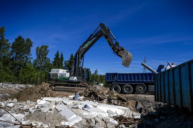 Vaasan uuden Halpa-Hallin tontilla tehtiin maanrakennustöitä keskiviikkona. KUVA: PAULA KASKIMAA