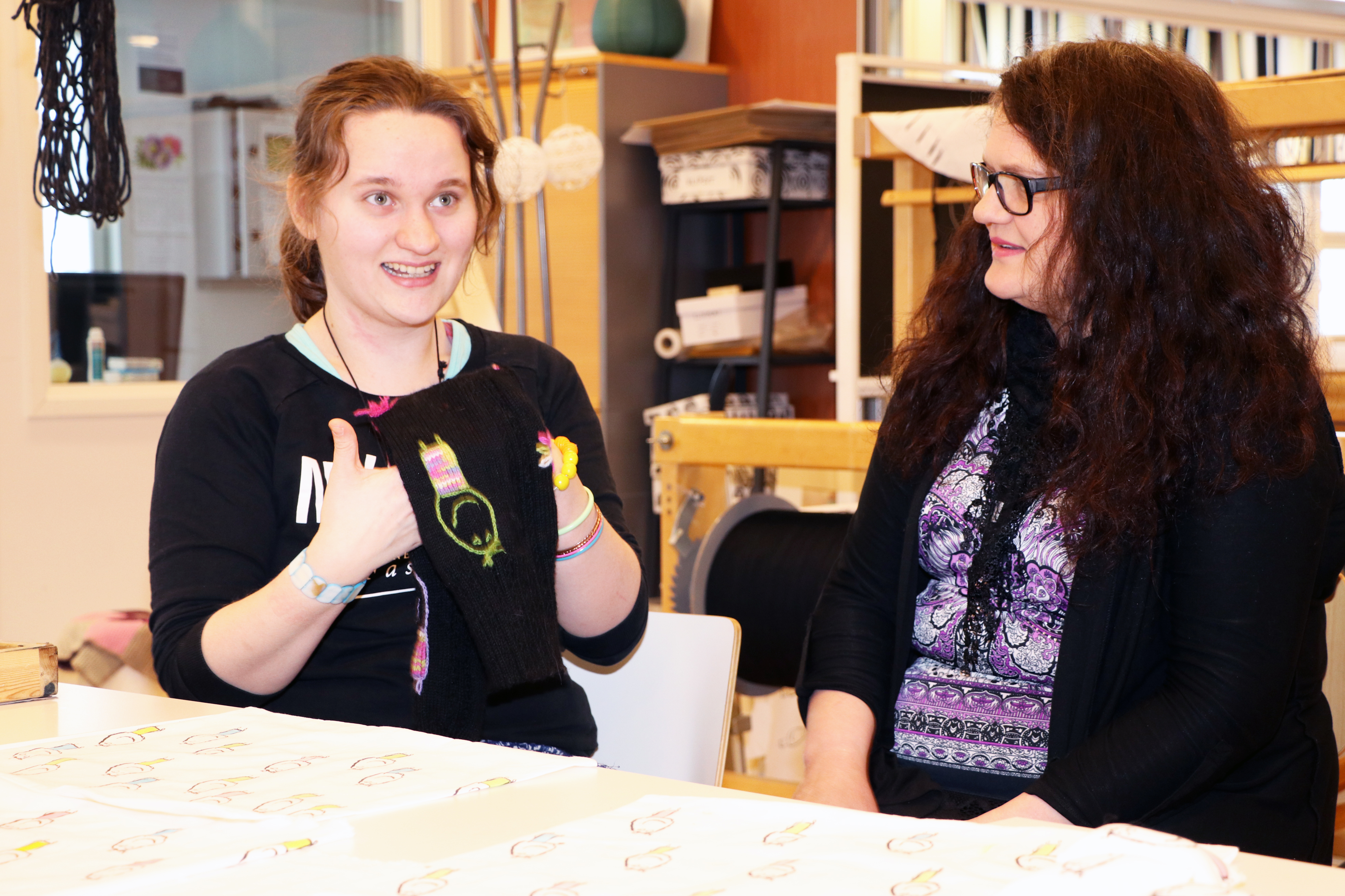 Hanna-Riikka ja Aino Kyllösen taitavissa käsissä syntyi lahja presidenttiparille ja vastasyntyneelle vauvalle.