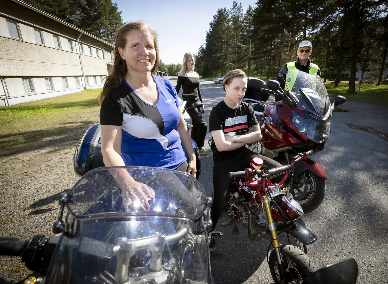Oulu MC:n kerhotalolla käy harrastajia konkarista juuri mopoiän saavuttaneisiin. Kuvassa pyöriään esittelevät Jaana Väinänen (vas.), Joanna Kivioja, Veeti Vanninen ja Vesa Oksanen.