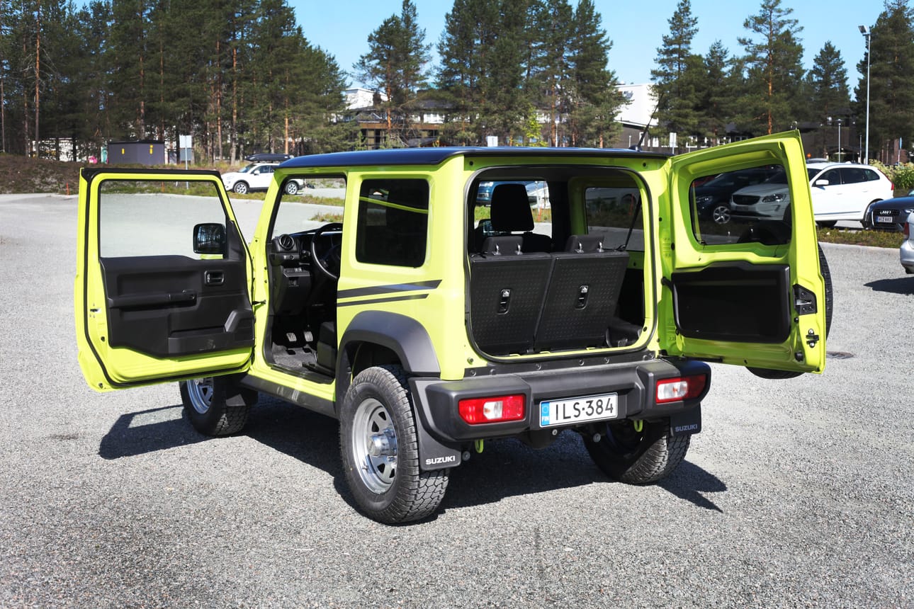 Jimnyyn mahtuu hyvin kaksi. Lisäksi on vaatimattomat peräpenkit, jotka vievät tavaratilan, mutta takapenkit kaadettuna tilaa on riittävästi.