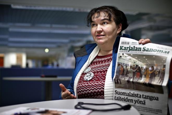 Karjalan Sanomien uutistoimituksen johtaja Marina Tolstyh on ollut suomenkielisessä lehdessä töissä jo parikymmentä vuotta. Suomen kieleen hän viehättyi aikoinaan kielen ä-, ö- ja y-äänteiden takia. KUVA: TOMI KOSONEN
