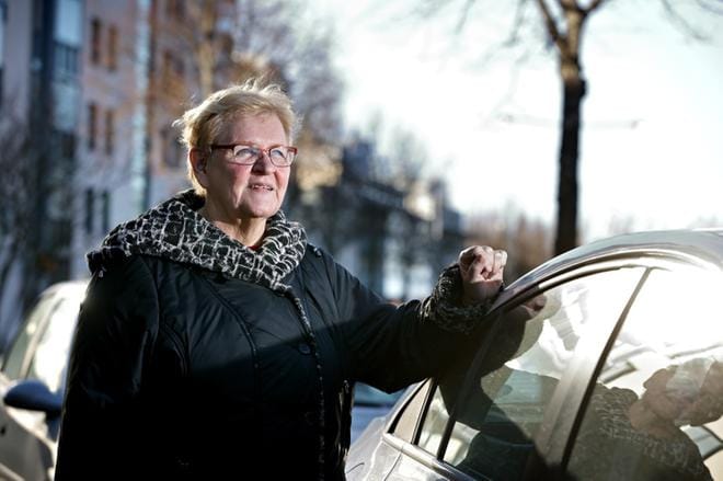 Eija Mäntymäki sairastaa otoskleroosia, joka on alentanut hänen kuulonsa kuurouden rajoille. KUVAT: KARI LÖFHJELM