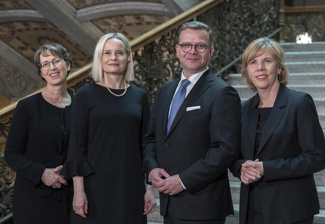 Hallituksen johtonelikko eli Sari Essayah (kd.), Riikka Purra (ps.), Petteri Orpo (kok.) sekä Anna-Maja Henriksson (r.). Arkistokuva.