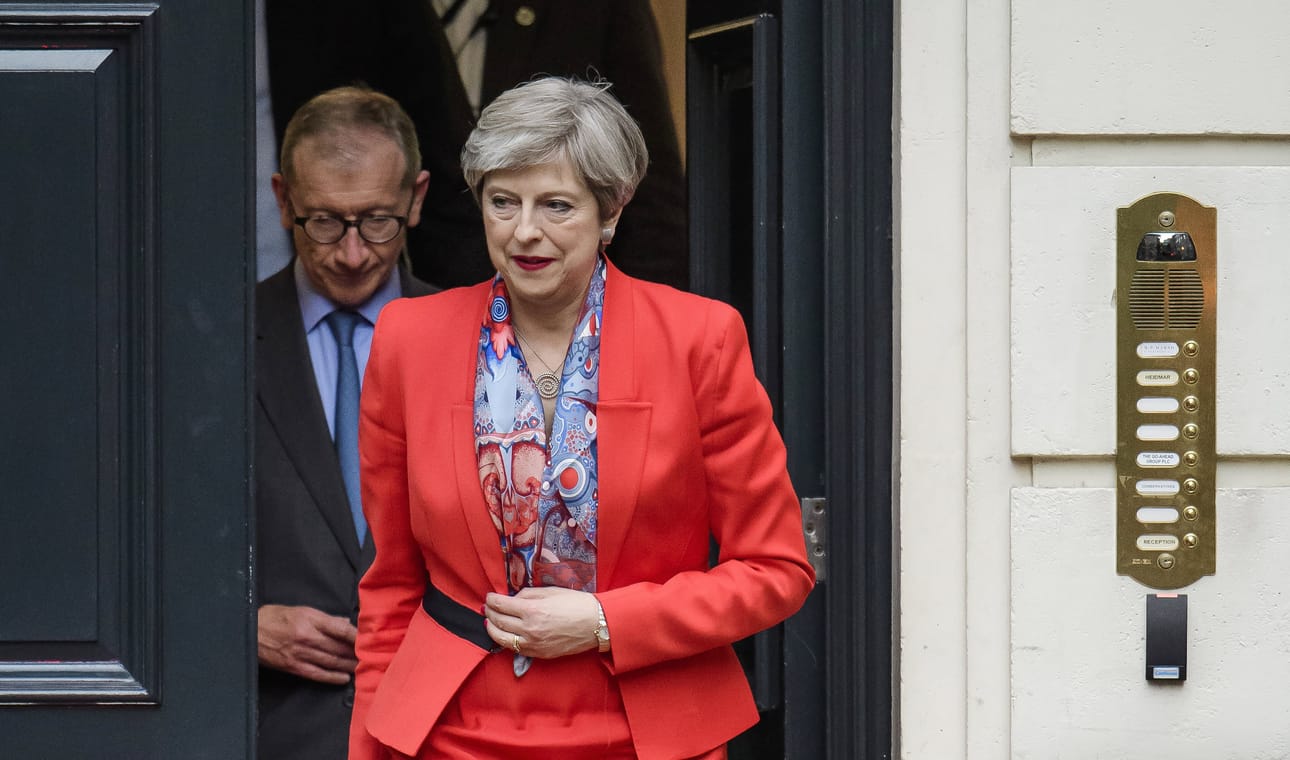 Theresa Mayn johtamat konservatiivit eivät onnistuneet saamaan enemmistöä parlamentin alahuoneessa.