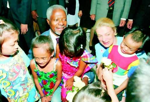 Lasten keskellä . YK:n pääsihteeri Kofi Annan vieraili Bagkokissa lasten hiv-sairaalassa.