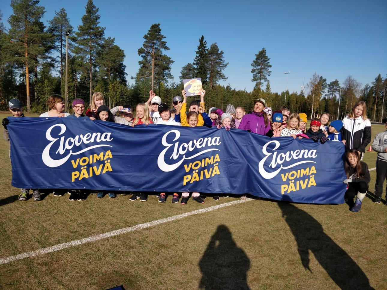 Suomen Urheiluliitto ja Elovena liikuttivat lapsia keskiviikkona Simossa.