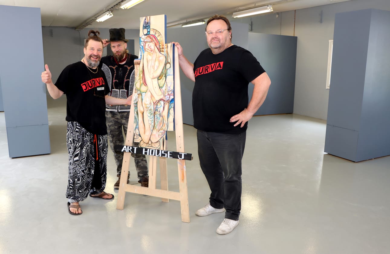 Mikki Paajanen, Juha Järvinen ja Christian Kock valmistautuvat parhaillaan Art House Jurvan ensimmäiseen taidenäyttelyyn. Vastavalmistunut galleriatila täyttyy tällä viikolla veistotaiteella.
