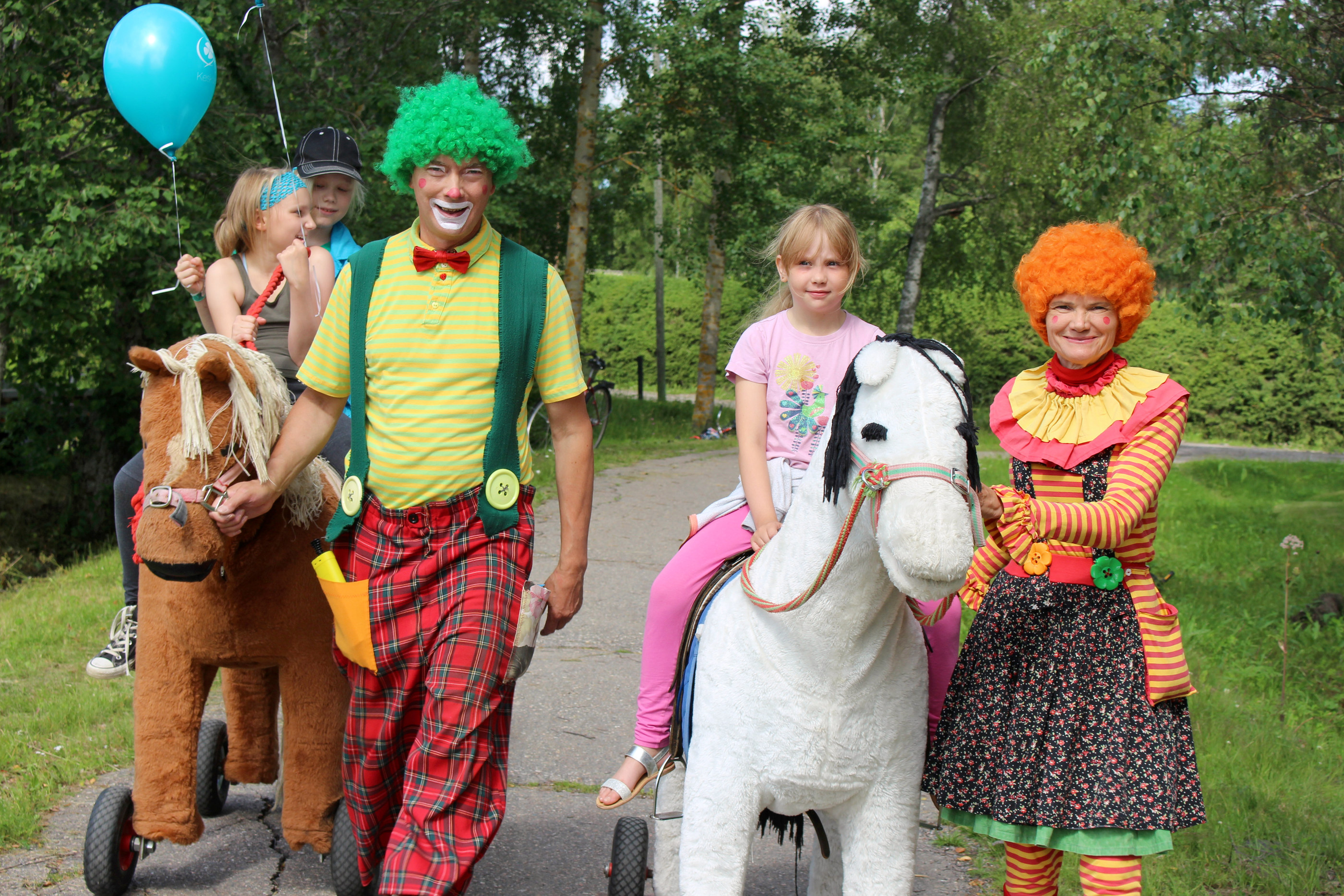 Niilo ja Nelli pellet hauskuuttivat lapsia. Poniajelulla Anna-Sofia Makkonen, Aappo Aamuvuori ja Venla Ikola.