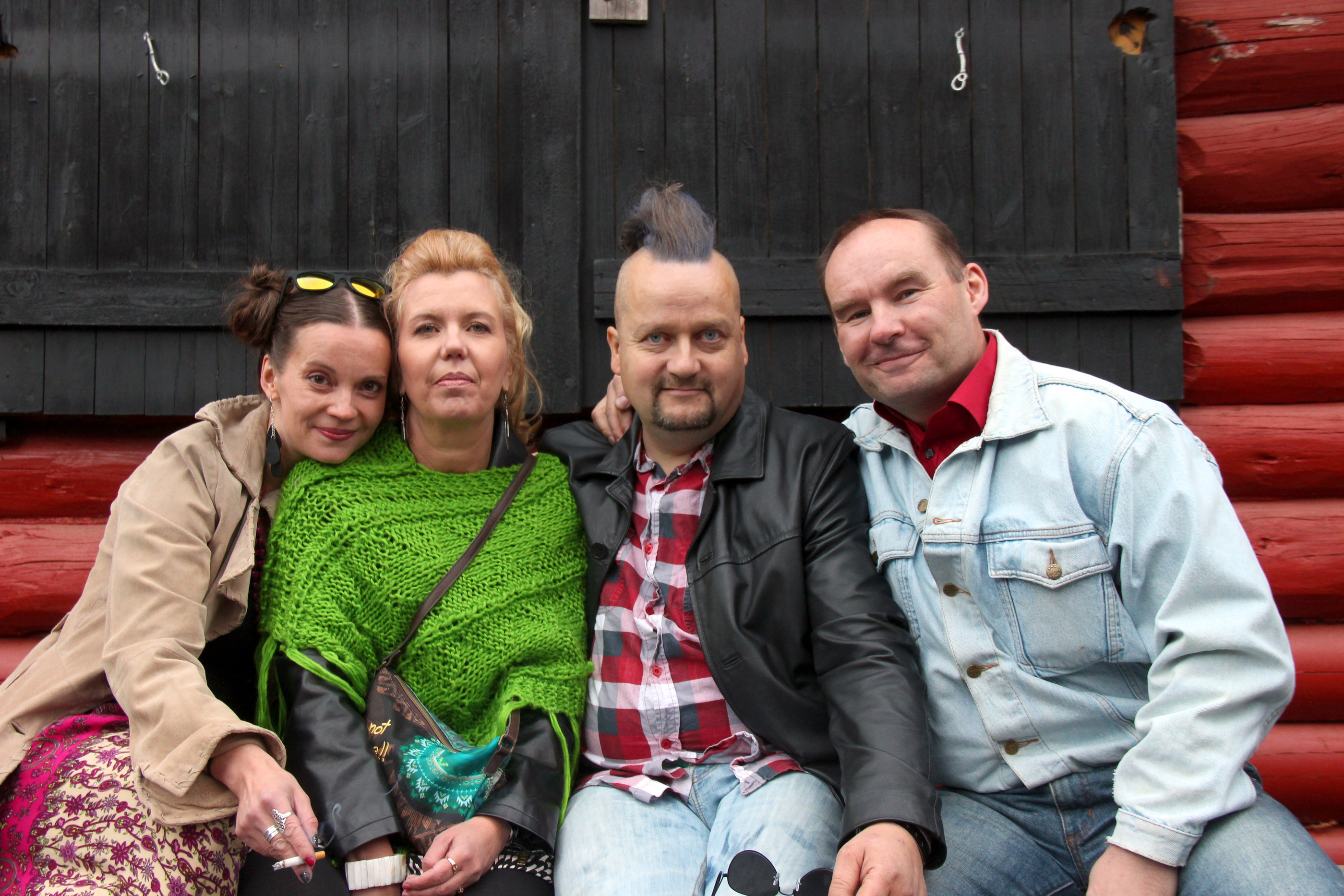 Jukka Sarajärvi katsoo, kun Moskah tykittää lavalla. Ysäriä sen olla pitää.