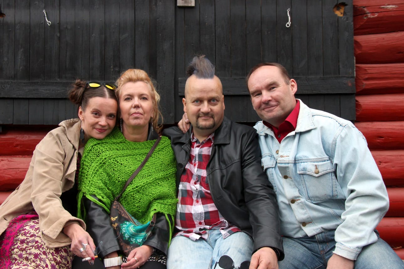 Jukka Sarajärvi katsoo, kun Moskah tykittää lavalla. Ysäriä sen olla pitää.