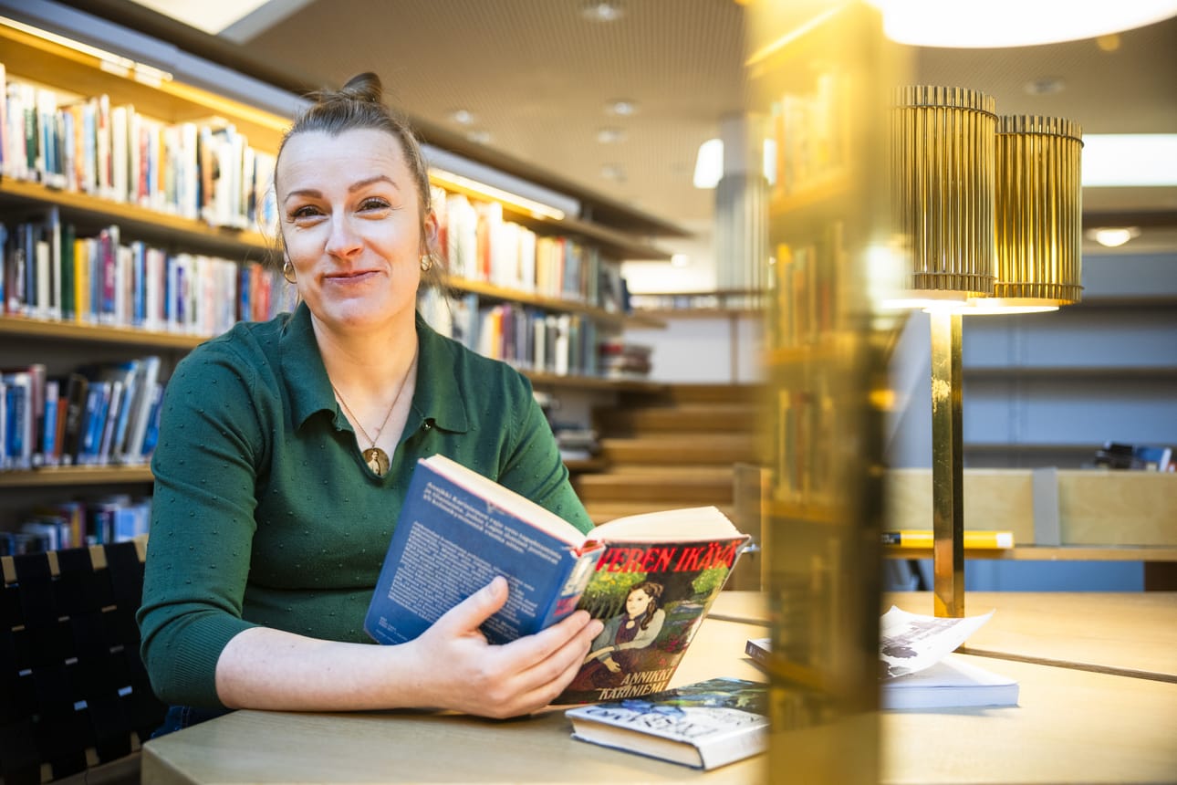 Virpi Vainion kiinnostus Lapin naiskirjailijoihin heräsi jo lähes 20 vuotta sitten, kun hän valmistui kirjallisuuden maisteriksi ja luki ensimmäistä kertaa Annikki Kariniemen kirjoja. –Mietin, että onhan täällä pakko olla ollut muitakin Annikkeja. Sittenhän niitä löytyi kuin sieniä sateella, Vainio kertoo.